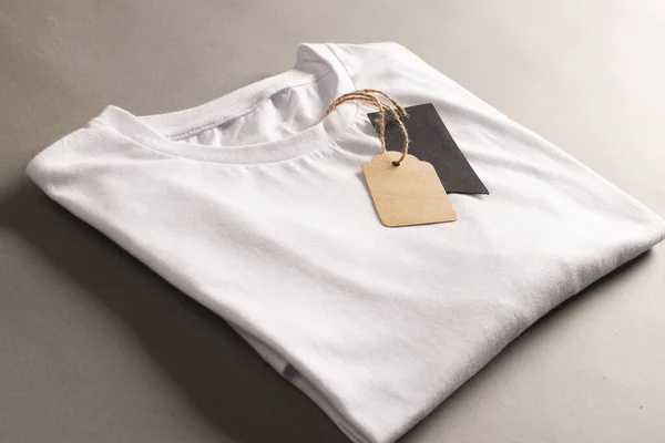 Camiseta Blanca Plegada Con Etiquetas Con Espacio Copia Sobre Fondo — Foto de Stock