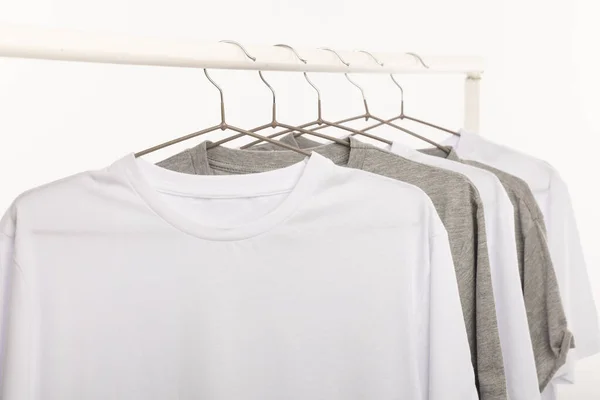 Białe Szare Koszulki Wieszakach Wiszących Szynie Odzieżowej Kopiuj Miejsce Białym — Zdjęcie stockowe