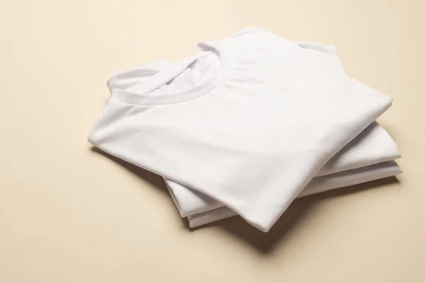 Zárja Össze Hajtogatott Fehér Pólók Másolja Helyet Sárga Háttér Divat — Stock Fotó