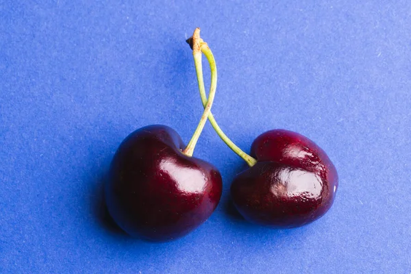 Közelíts Meg Két Cseresznyét Másold Helyet Kék Háttérrel Gyümölcs Élelmiszer — Stock Fotó
