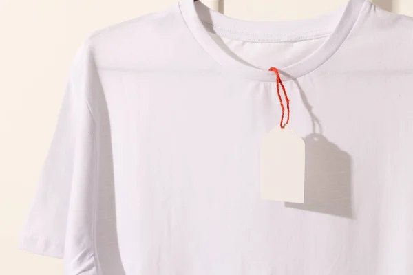 Shirt Bianca Con Tag Con Spazio Copia Sfondo Bianco Moda — Foto Stock