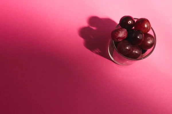Primo Piano Vetro Uva Rossa Copiare Spazio Sfondo Rosa Frutta — Foto Stock