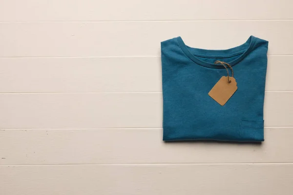 Primo Piano Posa Piatta Shirt Blu Con Tag Copiare Spazio — Foto Stock