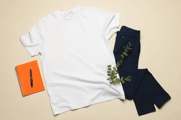 Colocação Plana Shirt Branca Notebook Calças Jeans Com Espaço Cópia — Fotografia de Stock