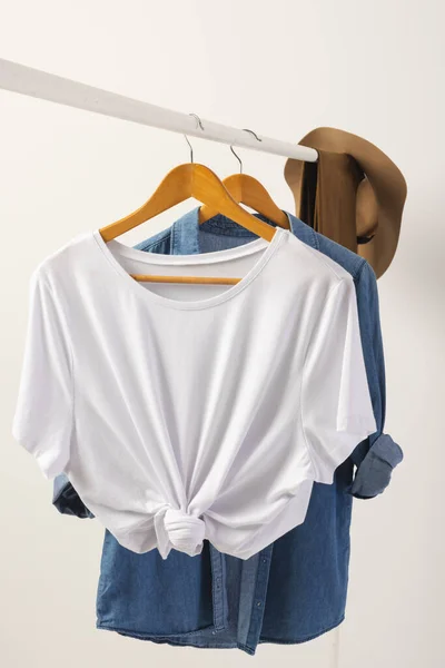 Camiseta Branca Chapéu Camisa Jeans Pendurados Corrimão Roupas Com Espaço — Fotografia de Stock