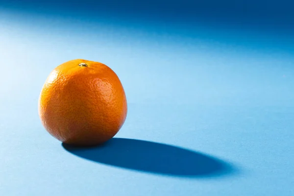 Nahaufnahme Von Orangefarbenem Und Kopiertem Raum Auf Blauem Hintergrund Obst — Stockfoto