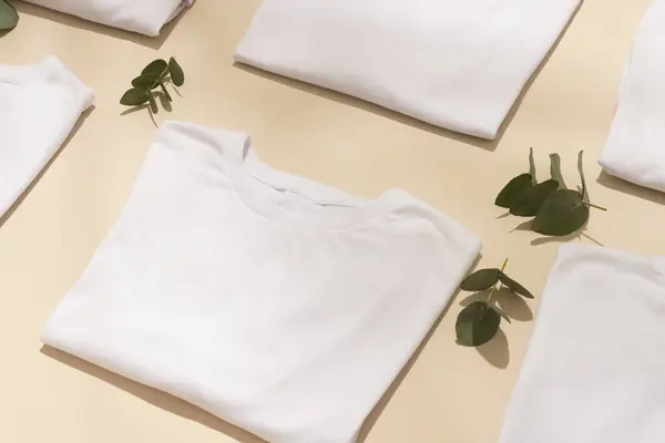 Primer Plano Camisetas Blancas Dobladas Con Hojas Espacio Copia Sobre — Foto de Stock