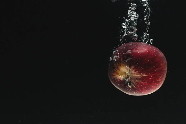 Zbliżenie Czerwone Jabłko Wpadające Wody Miejsca Kopiowania Czarnym Tle Pojęcie — Zdjęcie stockowe