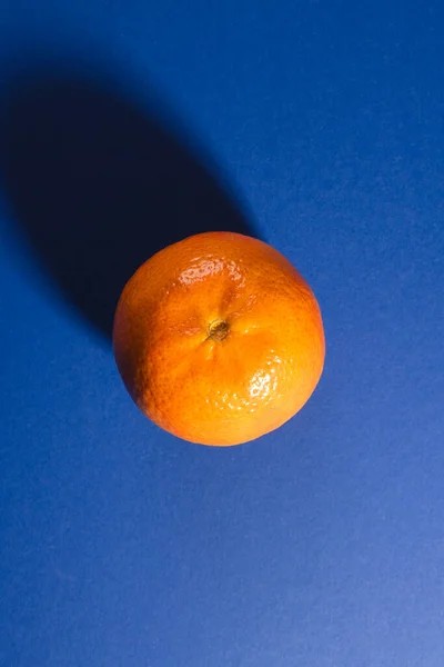 Közelkép Mandarinról Fénymásolás Helyéről Kék Háttérrel Gyümölcs Egzotikus Gyümölcs Élelmiszer — Stock Fotó