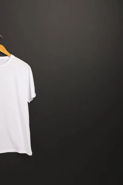 Askıda Beyaz Tişört Siyah Arka Planda Kopya Alanı Moda Kıyafetler — Stok fotoğraf