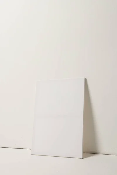 Weiße Leinwand Und Kopierraum Lehnen Vor Weißem Wandhintergrund Beschilderung Schreibfläche — Stockfoto
