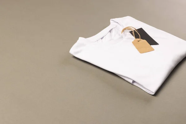 Διπλωμένο Λευκό Πουκάμισο Ετικέτες Αντίγραφο Χώρου Καφέ Φόντο Έννοια Μόδας — Φωτογραφία Αρχείου