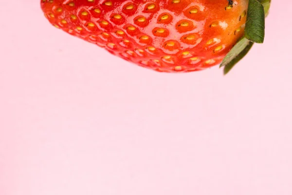 イチゴのクローズアップとピンクの背景のコピースペース フルーツ ベリー 食べ物 新鮮さと色のコンセプト — ストック写真