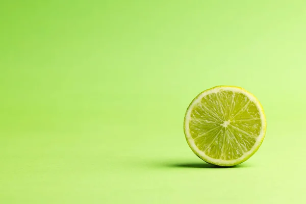 Nahaufnahme Von Halbiertem Kalk Und Kopierraum Auf Grünem Hintergrund Obst — Stockfoto