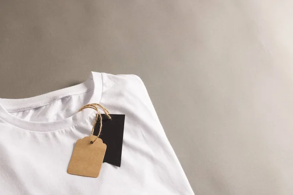 Kahverengi Arka Planda Fotokopi Alanı Olan Katlanmış Beyaz Tişört Moda — Stok fotoğraf