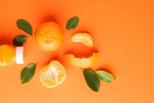 Close Bottle Juice Tangerine Segments Leaves Copy Space Orange Background — Stock Photo, Image