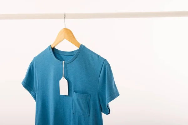 Modrá Tričko Visačkou Ramínku Visící Zábradlí Oblečení Kopírovacím Prostorem Bílém — Stock fotografie