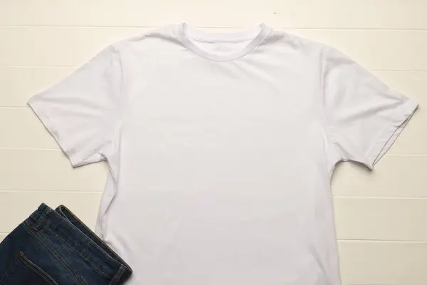 Primer Plano Disposición Plana Camiseta Blanca Pantalones Mezclilla Espacio Copia —  Fotos de Stock