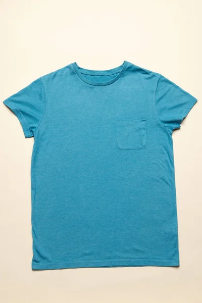 Primer Plano Disposición Plana Camiseta Azul Espacio Copia Fondo Amarillo —  Fotos de Stock