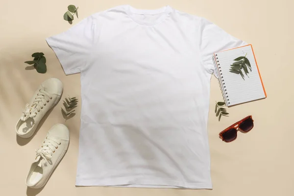 Flat Lay Shirt Branca Tênis Notebook Óculos Sol Com Espaço — Fotografia de Stock