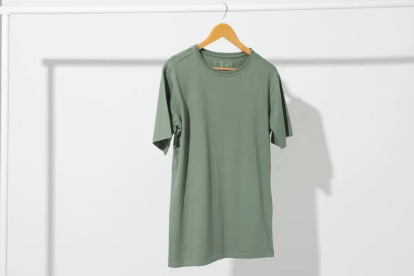Groen Shirt Hanger Opknoping Van Kleding Rail Met Kopieerruimte Witte — Stockfoto