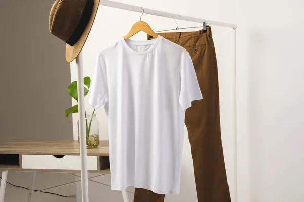 Camiseta Branca Chapéu Calças Castanhas Penduradas Corrimão Roupas Com Espaço — Fotografia de Stock