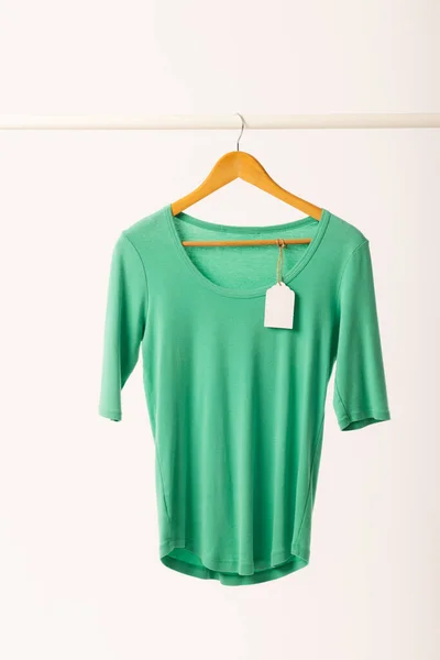 Zelená Tričko Visačkou Ramínku Visí Oblečení Zábradlí Kopírovacím Prostorem Bílém — Stock fotografie
