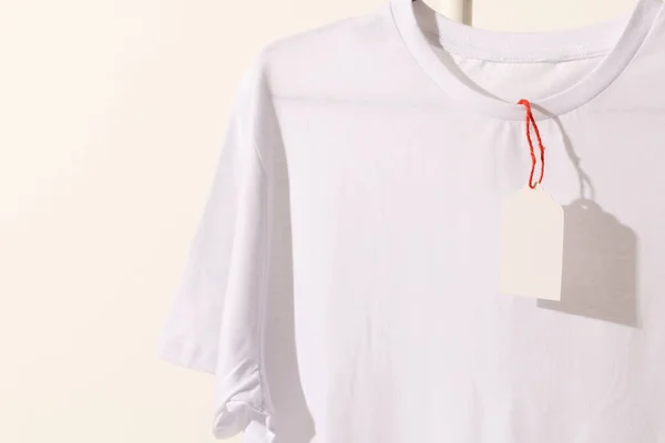 Λευκό Πουκάμισο Ετικέτα Αντίγραφο Χώρου Λευκό Φόντο Έννοια Μόδας Ρούχων — Φωτογραφία Αρχείου