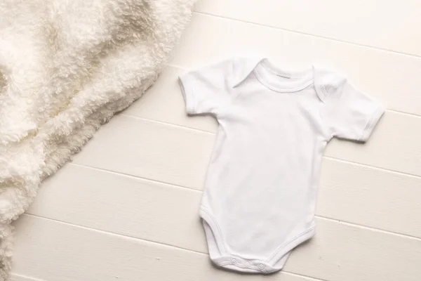 Colocação Lisa Bebê Branco Cresce Tapete Pele Com Espaço Cópia — Fotografia de Stock