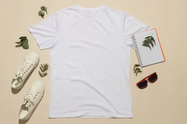 Flat Lay Shirt Branca Tênis Notebook Óculos Sol Com Espaço — Fotografia de Stock