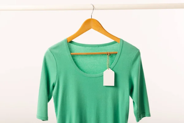 Zelená Tričko Visačkou Ramínku Visí Oblečení Zábradlí Kopírovacím Prostorem Bílém — Stock fotografie