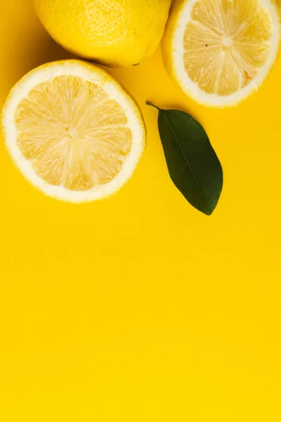 Zitronen Zitronenscheiben Und Blätter Mit Kopierraum Auf Gelbem Hintergrund Der — Stockfoto