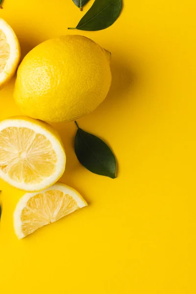 Zitronen Zitronenscheiben Und Blätter Mit Kopierraum Auf Gelbem Hintergrund Der — Stockfoto