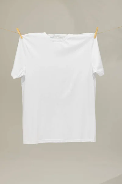 Camiseta Blanca Colgando Línea Ropa Con Clavijas Espacio Copia Sobre —  Fotos de Stock