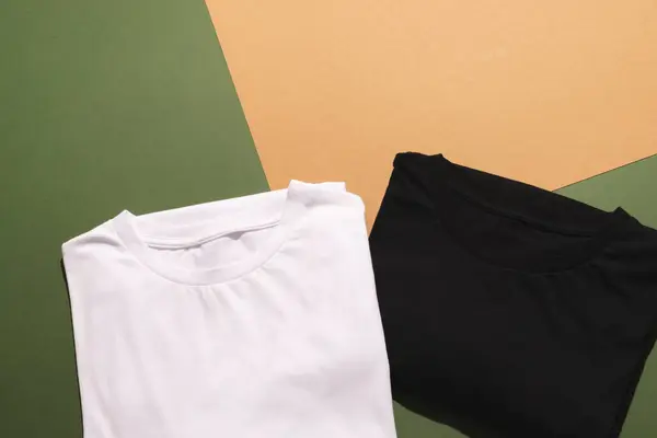 Primer Plano Las Camisetas Plegadas Blancas Negras Copia Espacio Fondo — Foto de Stock