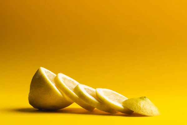 Nahaufnahme Von Zitronenscheiben Mit Kopierraum Auf Gelbem Hintergrund Obst Lebensmittel — Stockfoto