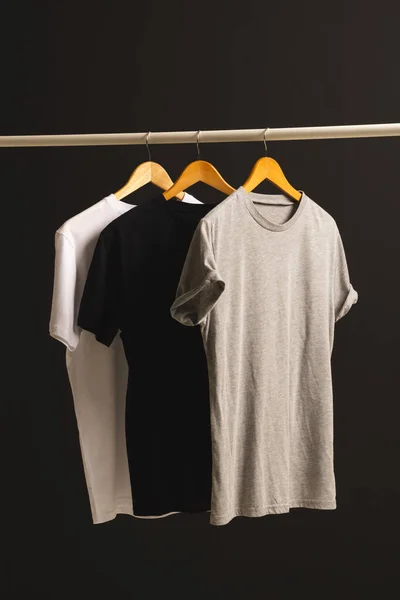 Τρία Μπλουζάκια Κρεμάστρες Που Κρέμονται Από Ράγα Ρούχων Και Αντιγράφουν — Φωτογραφία Αρχείου