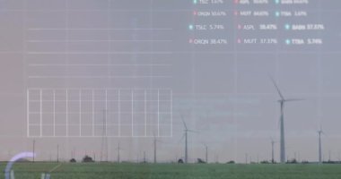 Çayırlarda dönen yel değirmenleri üzerinde istatistiksel ve borsa veri işleme animasyonları. Küresel ekonomi ve yenilenebilir enerji teknolojisi kavramı
