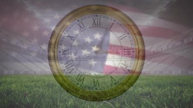 Amerika 'nın saat ve bayrağının animasyonu. Çimlerin ve boş stadyumun düşük açılı görüntüsü. Dijital kompozit, çoklu pozlama, zaman, hükümet, vatanseverlik, rekabet ve spor kavramı.