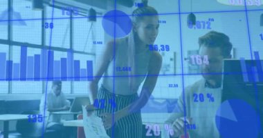 Çeşitli iş arkadaşlarının raporları tartışırken birden fazla grafik ve değişen numaraların animasyonu. Dijital bileşik, çoklu pozlama, iş, büyüme, takım çalışması ve teknoloji kavramı.