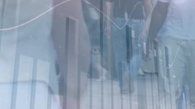 Şehirdeki caddelerde yürüyen farklı insanların üzerinde hareket eden birden fazla grafiğin animasyonu. Dijital kompozit, iş dünyası, rapor, ilerleme, bacaklar, el, yaşam biçimleri, yol ve şehir hayatı kavramı.