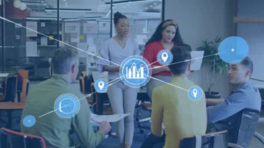 Çeşitli kadınların erkek meslektaşlarıyla tartışması üzerine bağlantılı grafik ve GPS simgelerinin canlandırılması. 