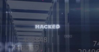 Sunucu odasında numaraların değiştirilmesi, hacklenen metinler, bilgisayar dili ve ikili kodlar. Dijital bileşik, çoklu pozlama, kodlama, iş, büyüme, teknoloji ve ağ sunucu kavramı.