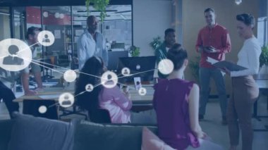 Toplantı odasında konuşan çok ırklı meslektaşların birbirine bağlı profil simgelerinin canlandırılması. Dijital bileşik, sosyal medya, telekomünikasyon, ağ, teknoloji, dizüstü bilgisayar, ofis, iş ve takım çalışması.