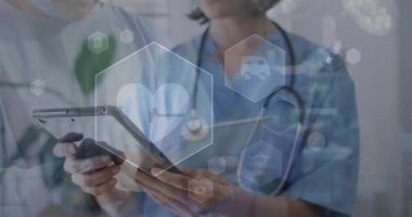 Kafkasyalı kadın doktor üzerinde tıbbi ikonların canlandırılması. Küresel sağlık, bilim, tıp, araştırma, bilgisayar ve veri işleme kavramı dijital olarak oluşturulmuş video.