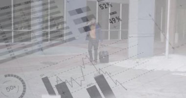 Tramvay çantasıyla akıllı telefondan konuşan Afro-Amerikan iş adamının veri işleme animasyonu. Bilgisayar arayüzü ve iş veri teknolojisi kavramı