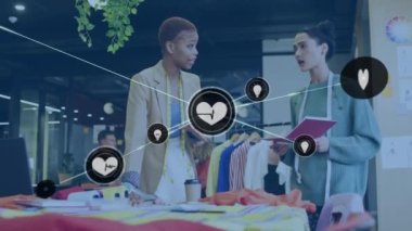 Kalp atışları ve ampul ikonlarının animasyonu, stüdyoda tartışan çeşitli moda çalışanları. Dijital bileşim, fikirler, strateji, fitness, sağlık hizmeti, tasarımcı, iş dünyası, takım çalışması, ofis.