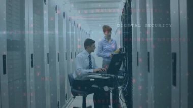 Sunucu odasındaki sunucuları kontrol eden metinlerin, harflerin, sembollerin, numaraların, beyaz mühendislerin animasyonları. Dijital bileşik, çoklu pozlama, parola, takım çalışması, iş, ağ ve teknoloji.