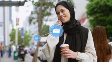 Çift ırklı kadınların kahve ile kafiyeli kafiyeli cep telefonlarıyla konuşan ikonlarının animasyonu. Dijital bileşik, çoklu pozlama, iletişim, içecek ve teknoloji kavramı.