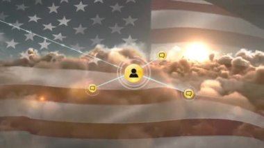 Profil ve mesaj simgelerinin Amerika bayrağı ve bulutlar üzerindeki çizgilere bağlanması. Dijital kompozit, vatanseverlik, hükümet, bulutlar, gökyüzü, sosyal medya, telekomünikasyon ve teknoloji.